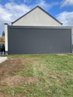 Pergola gris noir avec screens intégrés