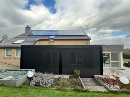 Pergola B200XL noire avec sceen en province de namur