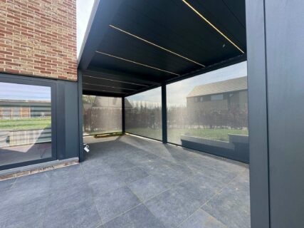 Pergola matterne outdoor brustor avec screens intégrés et lames leds